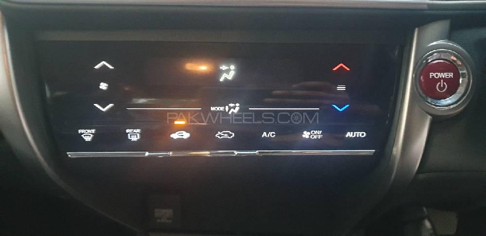 Honda Grace Hybrid 2015 for Sale in Karachi Honda Grace Hybrid 2015 for Sale in Karachi Image-10