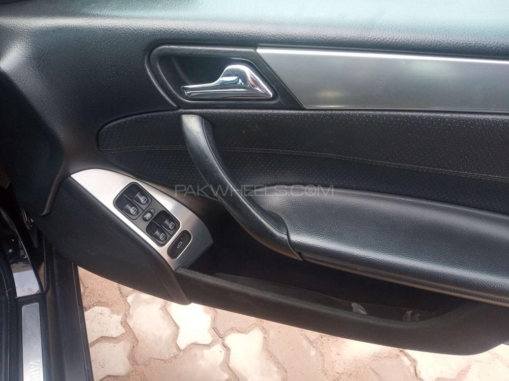 Mercedes Benz C Class 2006 for Sale in Gujranwala Mercedes Benz C Class 2006 for Sale in Gujranwala Image-9