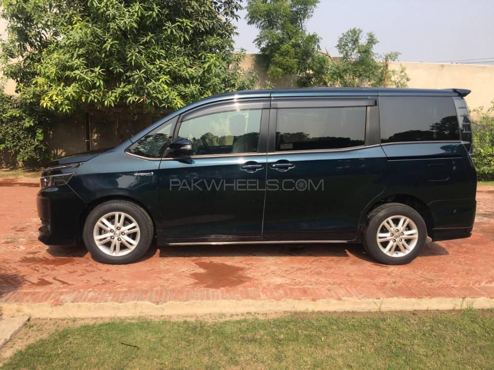 Toyota Voxy 2014 for Sale in Lahore Toyota Voxy 2014 for Sale in Lahore Image-11