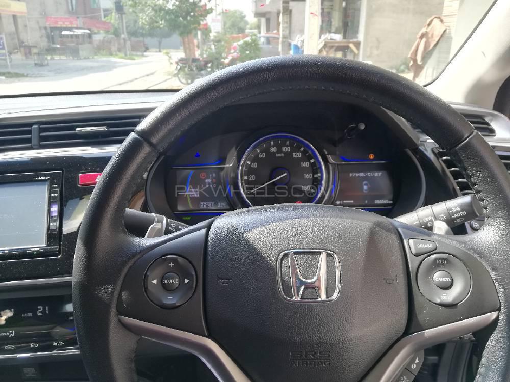 Honda Grace Hybrid 2016 for Sale in Lahore Image-1