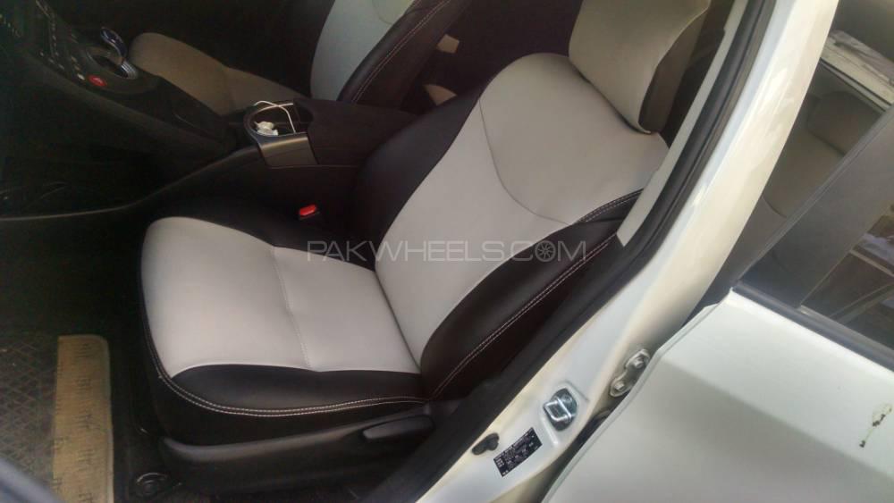 skin fitting seat cover toyota perius Image-1