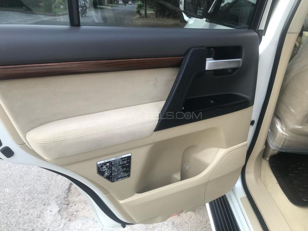 Toyota Land Cruiser 2017 for Sale in Lahore Toyota Land Cruiser 2017 for Sale in Lahore Image-11