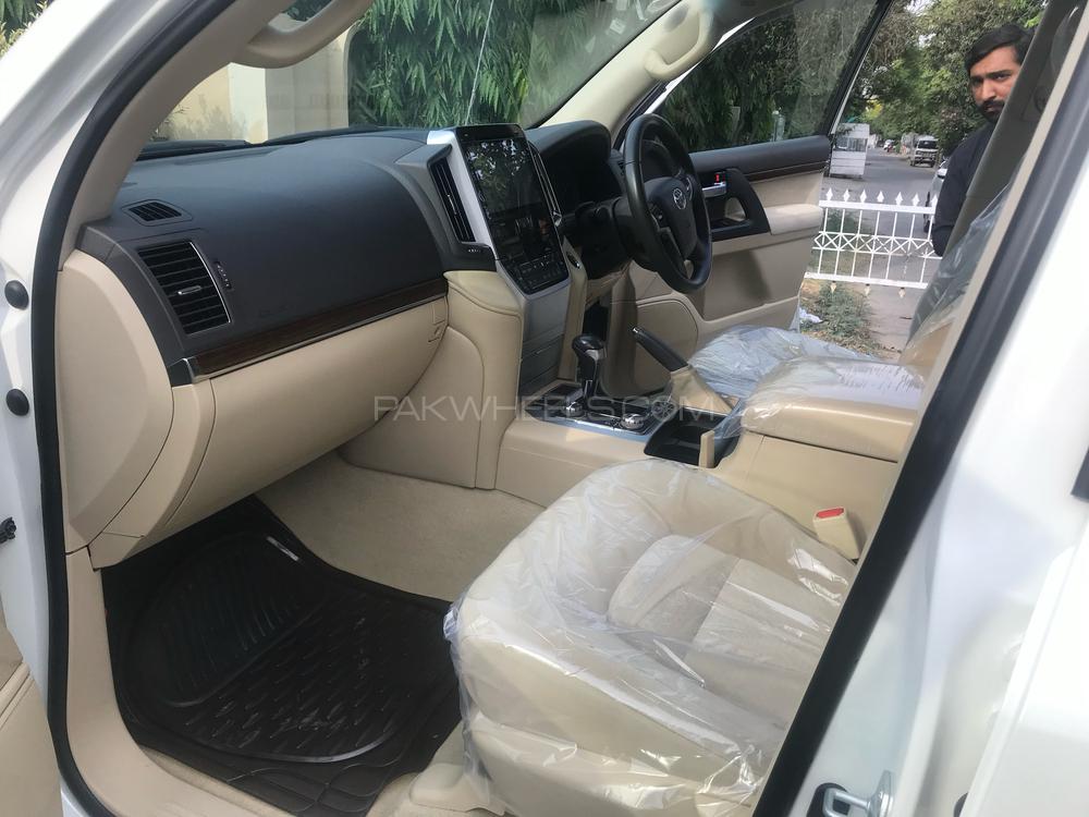 Toyota Land Cruiser 2017 for Sale in Lahore Toyota Land Cruiser 2017 for Sale in Lahore Image-12