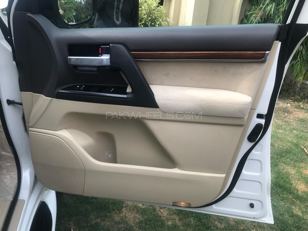 Toyota Land Cruiser 2017 for Sale in Lahore Toyota Land Cruiser 2017 for Sale in Lahore Image-18
