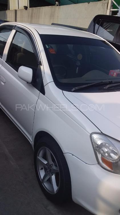 Toyota Platz 2004 for Sale in Chakwal Image-1
