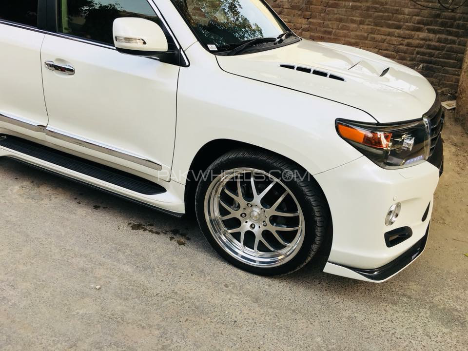 Toyota Land Cruiser - 2012  Toyota Land Cruiser - 2012  Image-3