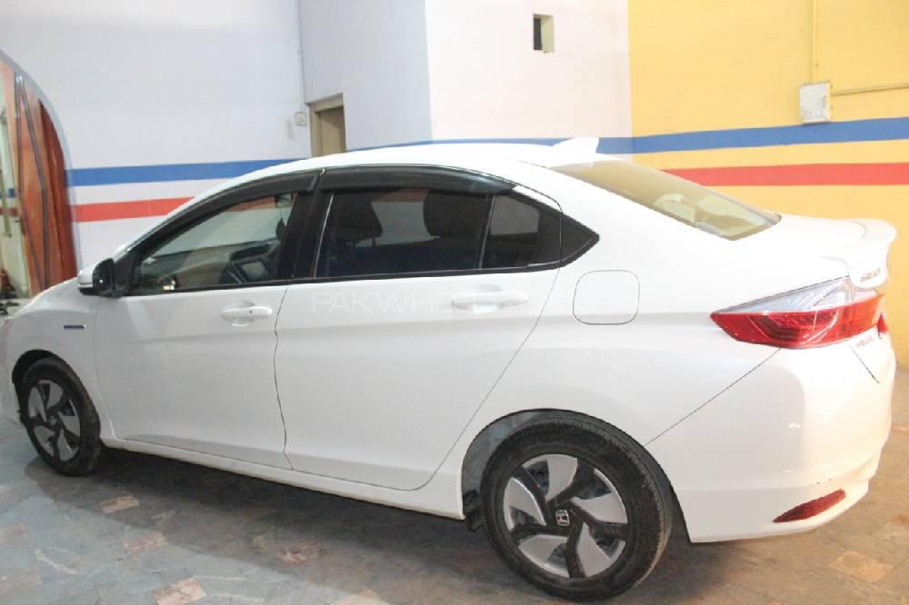 Honda Grace Hybrid 2015 for Sale in Peshawar Honda Grace Hybrid 2015 for Sale in Peshawar Image-14