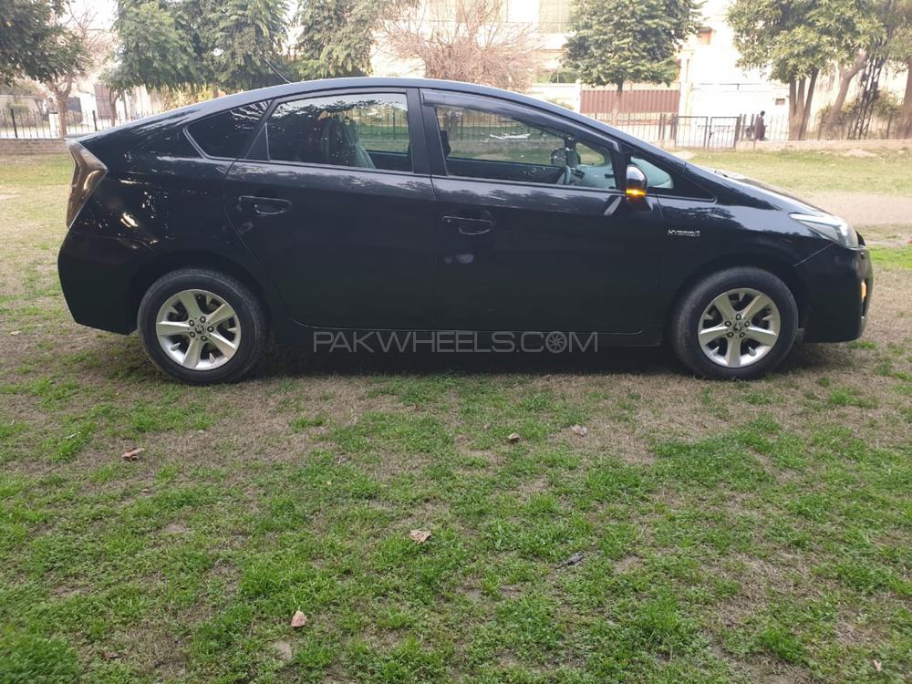 Toyota Prius 2015 for Sale in Lahore Toyota Prius 2015 for Sale in Lahore Image-18