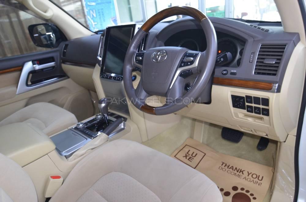 Toyota Land Cruiser 2017 for Sale in Lahore Toyota Land Cruiser 2017 for Sale in Lahore Image-12