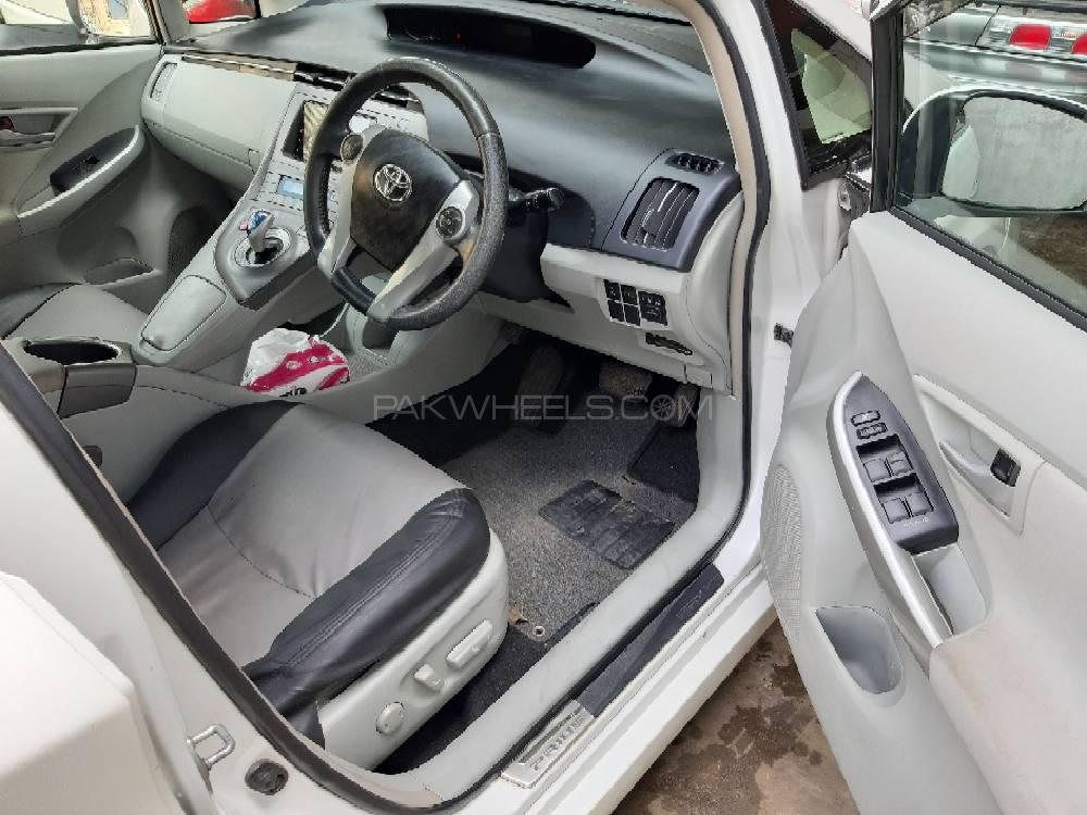 Toyota Prius 2012 for Sale in Sialkot Toyota Prius 2012 for Sale in Sialkot Image-5