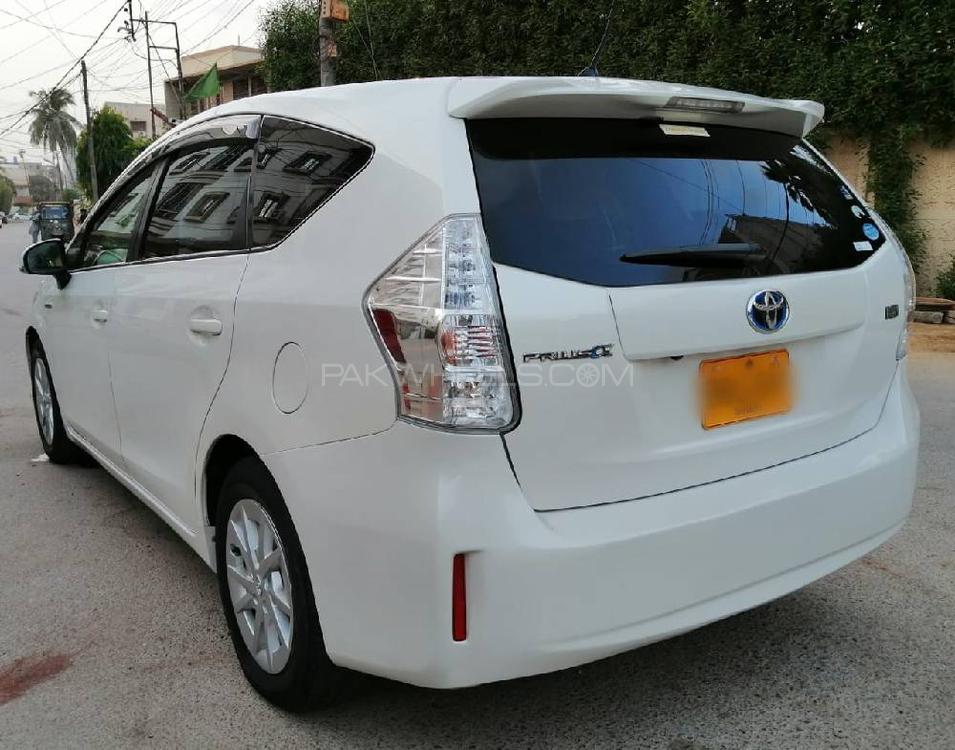 Toyota Prius Alpha 2011 for Sale in Karachi Toyota Prius Alpha 2011 for Sale in Karachi Image-5