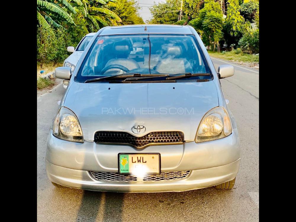 Toyota Vitz 2000 for Sale in Lahore Image-1