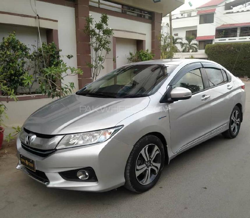 Honda Grace Hybrid 2016 for Sale in Karachi Image-1
