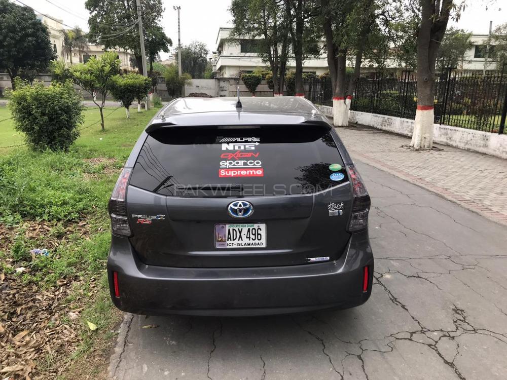 Toyota Prius Alpha - 2013  Toyota Prius Alpha - 2013  Image-2