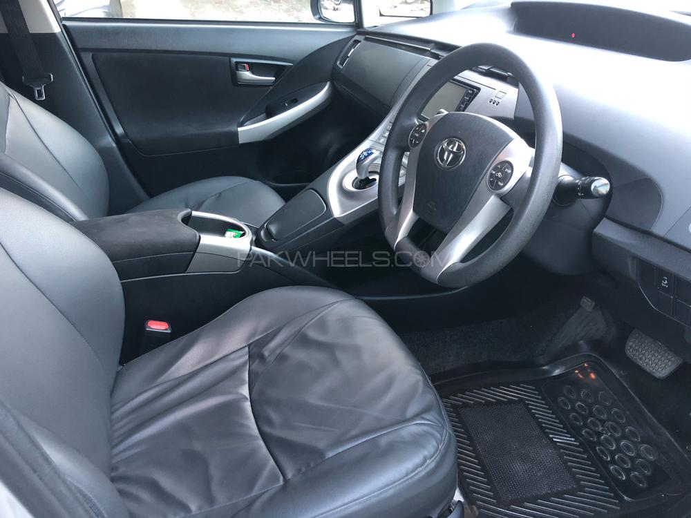 Toyota Prius 2015 for Sale in Lahore Toyota Prius 2015 for Sale in Lahore Image-4
