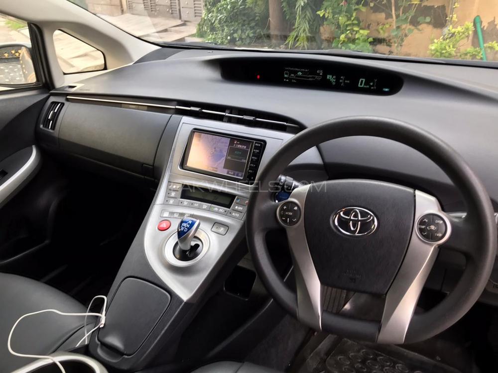 Toyota Prius 2015 for Sale in Lahore Toyota Prius 2015 for Sale in Lahore Image-9