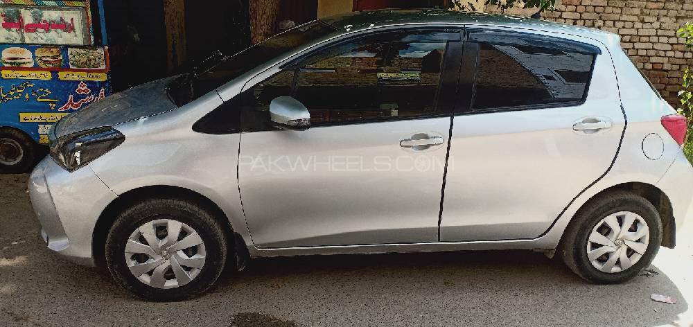 Toyota Vitz 2015 for Sale in Burewala Image-1