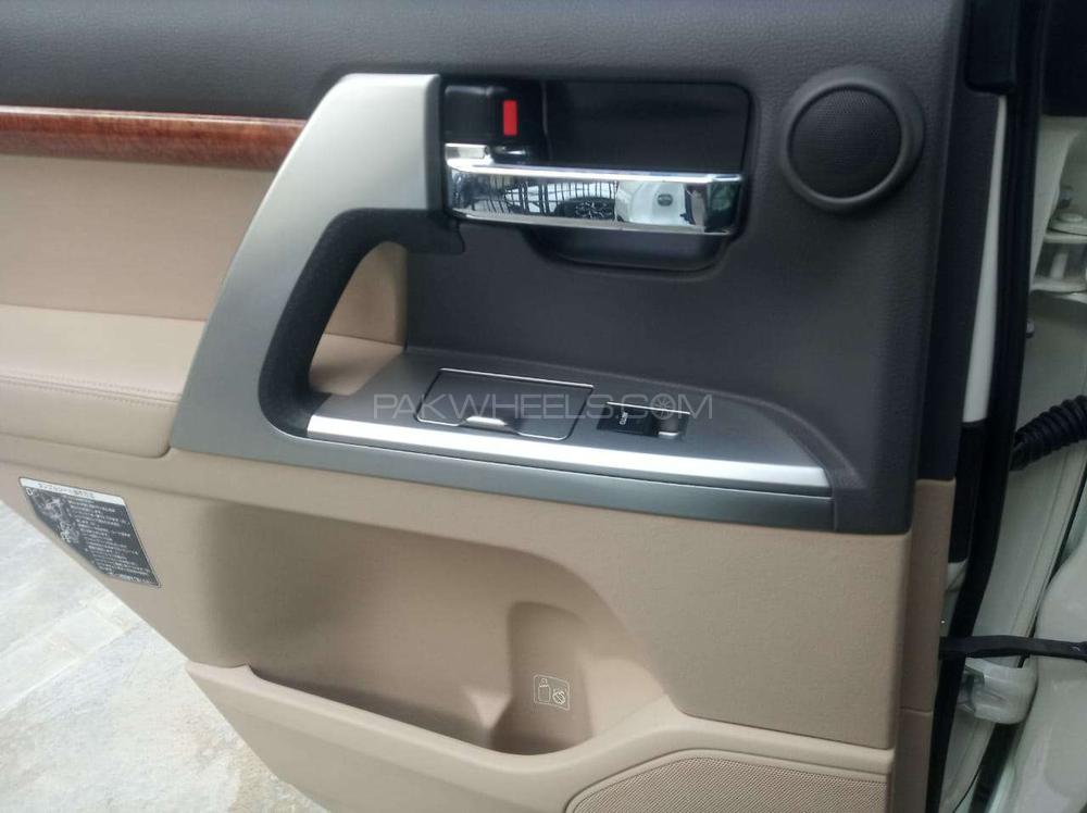 Toyota Land Cruiser 2012 for Sale in Karachi Toyota Land Cruiser 2012 for Sale in Karachi Image-12