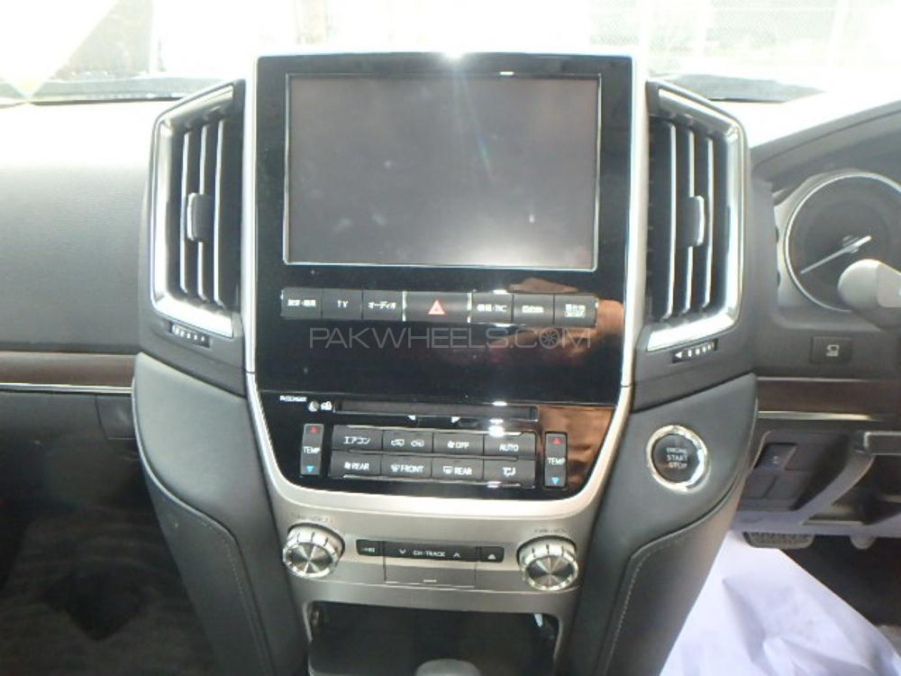 Toyota Land Cruiser 2016 for Sale in Lahore Toyota Land Cruiser 2016 for Sale in Lahore Image-6