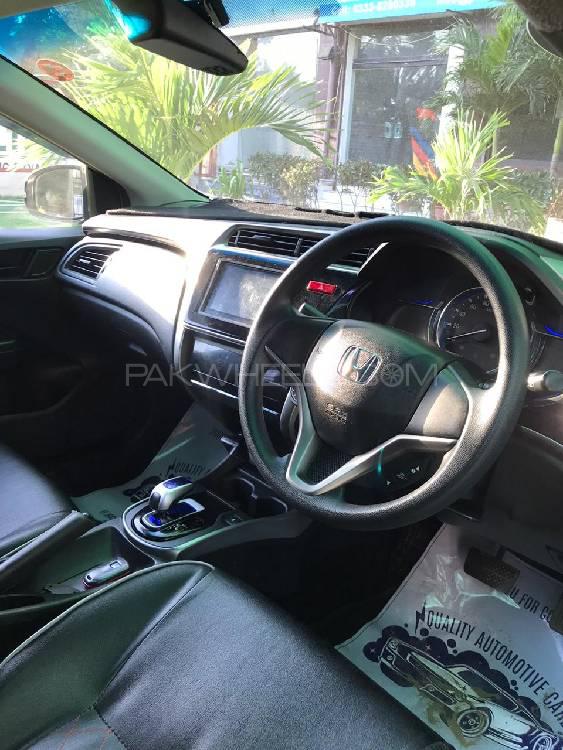 Honda Grace Hybrid 2018 for Sale in Karachi Image-1
