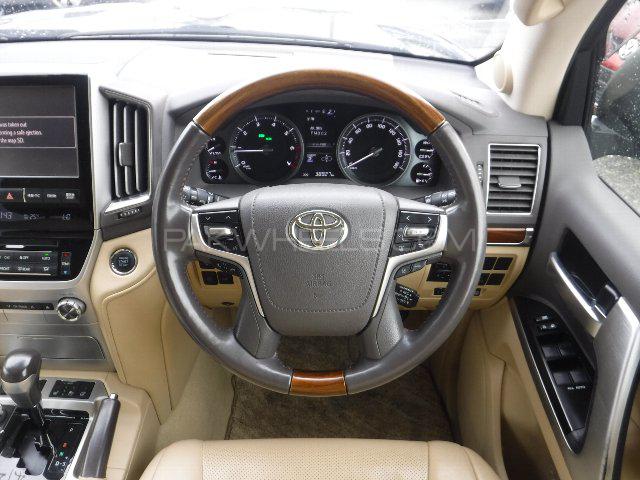 Toyota Land Cruiser 2016 for Sale in Lahore Toyota Land Cruiser 2016 for Sale in Lahore Image-3