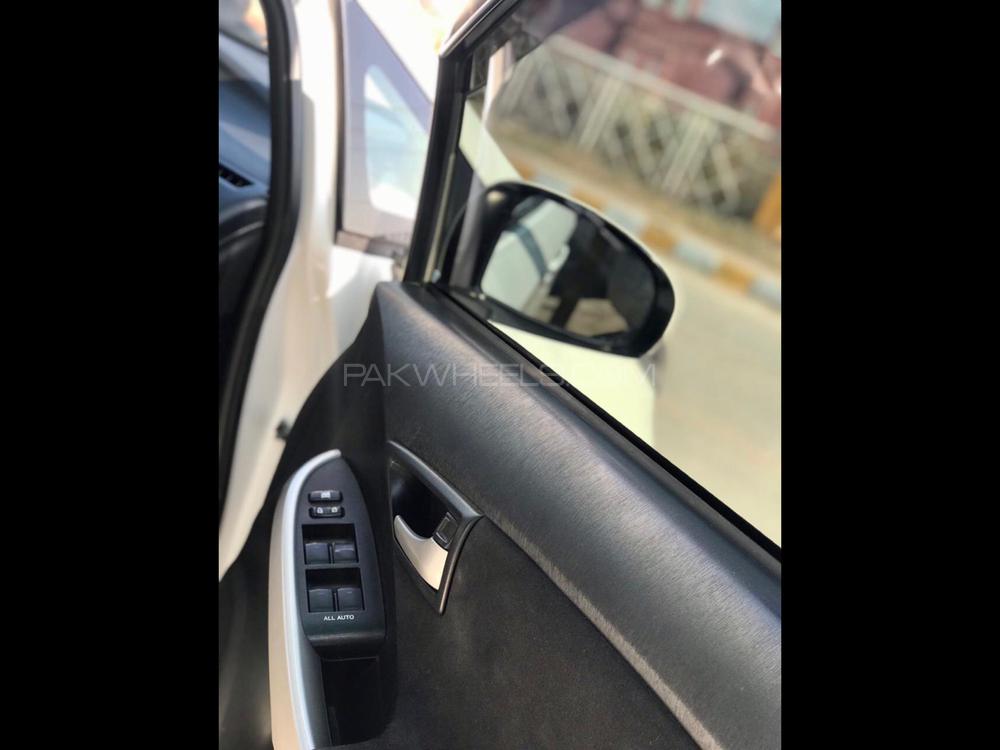 Toyota Prius 2014 for Sale in Peshawar Toyota Prius 2014 for Sale in Peshawar Image-6
