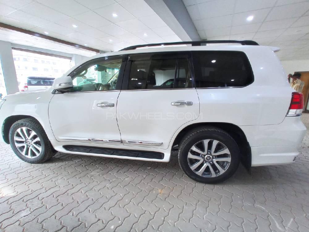 Toyota Land Cruiser 2017 for Sale in Karachi Toyota Land Cruiser 2017 for Sale in Karachi Image-10