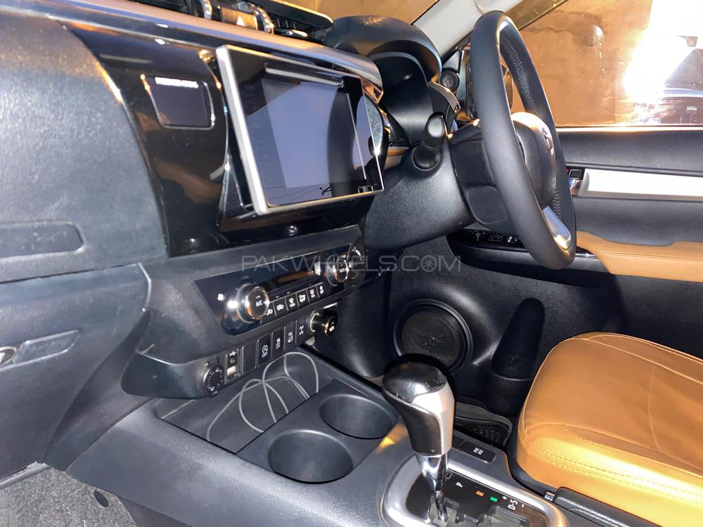 Toyota Hilux 2015 for Sale in Karachi Toyota Hilux 2015 for Sale in Karachi Image-9