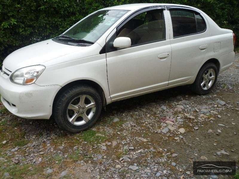 Toyota platz 2005