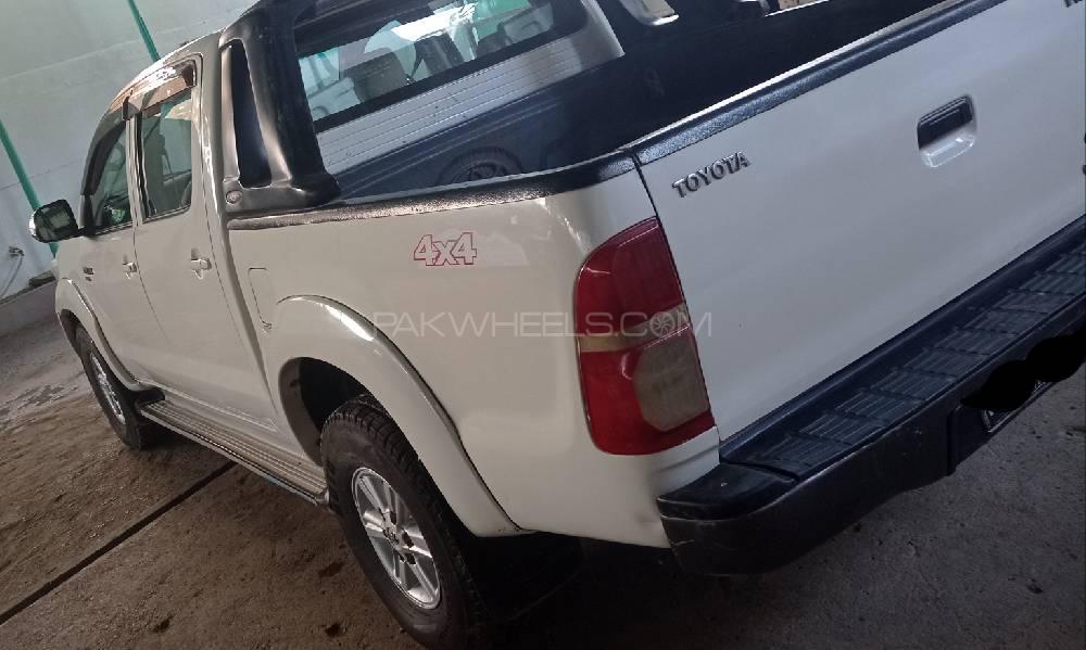 Toyota Hilux 2015 for Sale in Karachi Toyota Hilux 2015 for Sale in Karachi Image-12