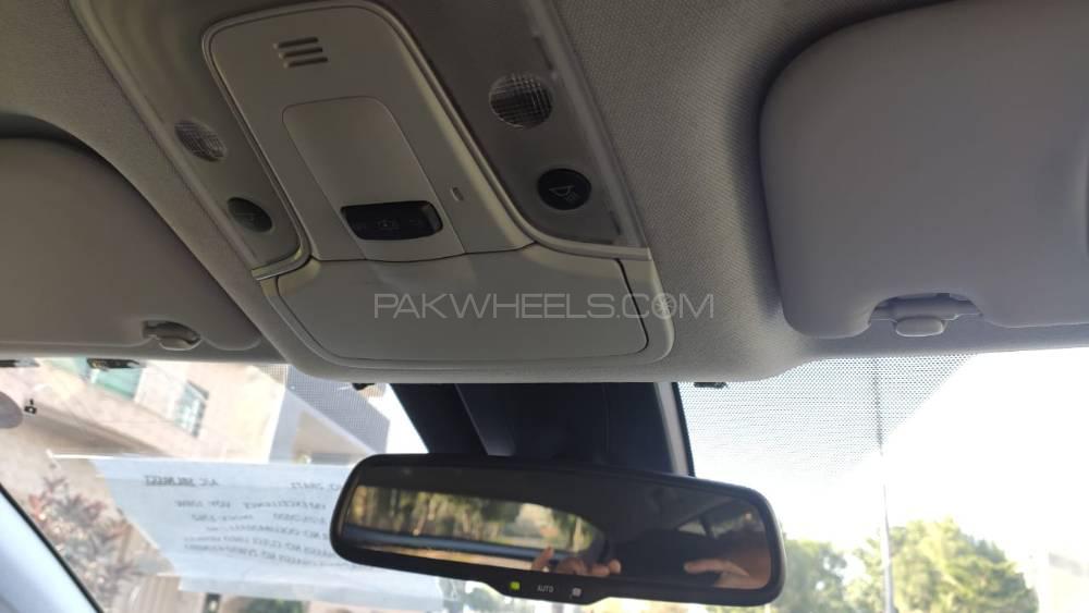 Toyota Prius 2017 for Sale in Lahore Toyota Prius 2017 for Sale in Lahore Image-7