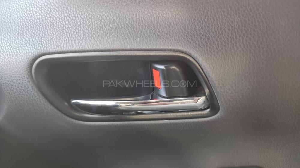 Toyota Prius 2017 for Sale in Lahore Toyota Prius 2017 for Sale in Lahore Image-9