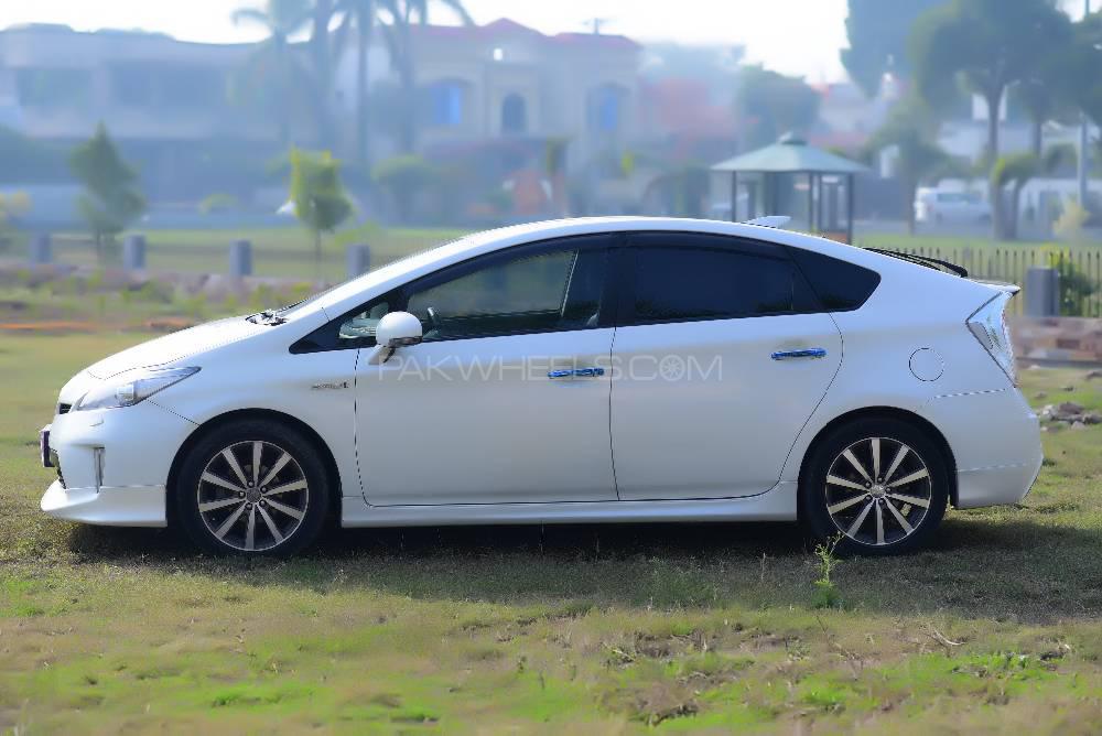 Toyota Prius 2013 for Sale in Sialkot Toyota Prius 2013 for Sale in Sialkot Image-8