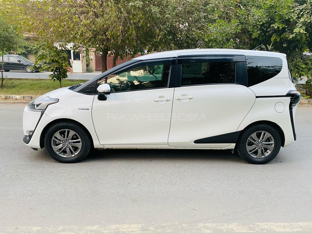 Toyota Sienta 2017 for Sale in Lahore Toyota Sienta 2017 for Sale in Lahore Image-4