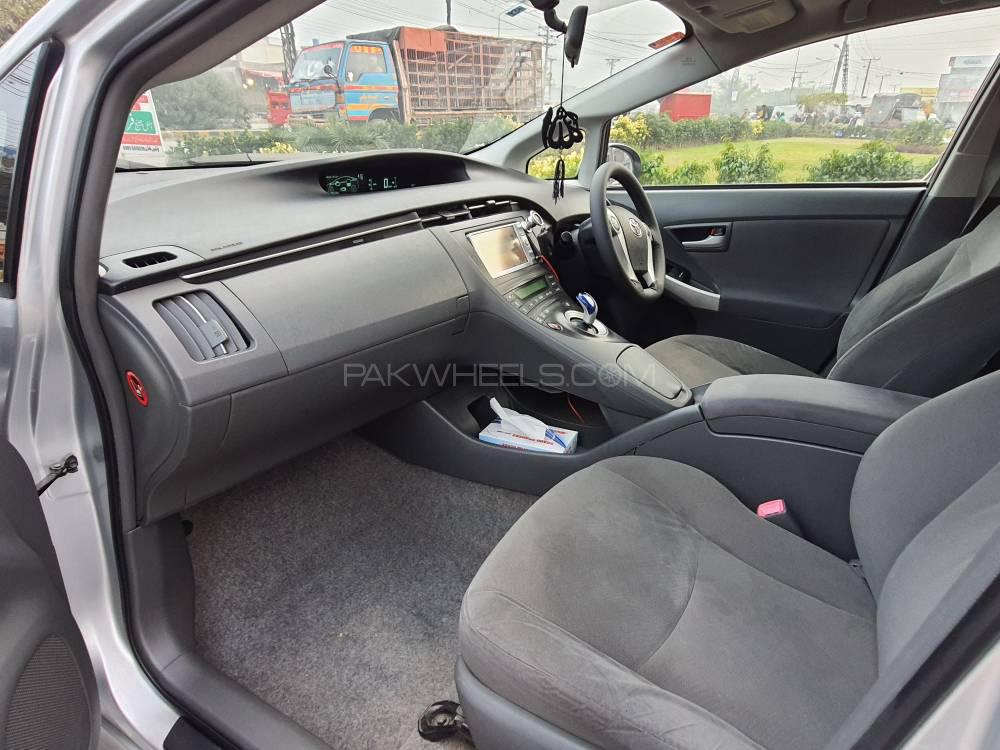 Toyota Prius 2010 for Sale in Lahore Toyota Prius 2010 for Sale in Lahore Image-8