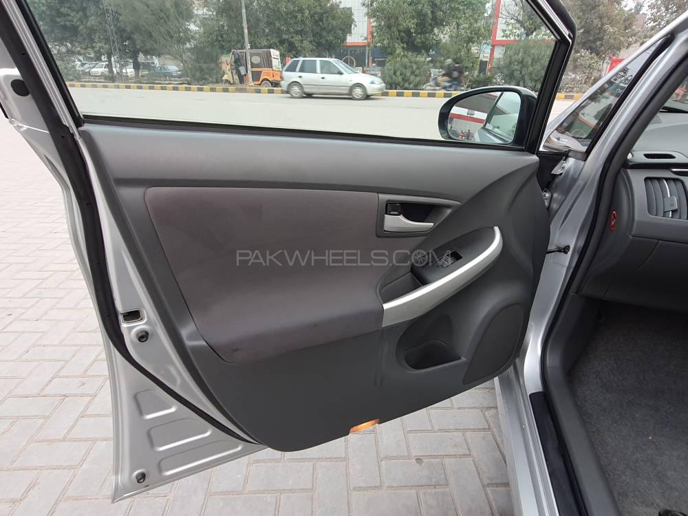 Toyota Prius 2010 for Sale in Lahore Toyota Prius 2010 for Sale in Lahore Image-11