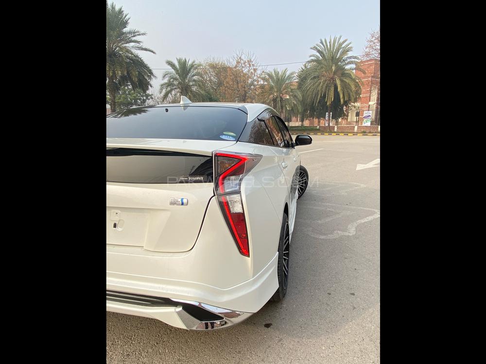 Toyota Prius 2017 for Sale in Lahore Toyota Prius 2017 for Sale in Lahore Image-5