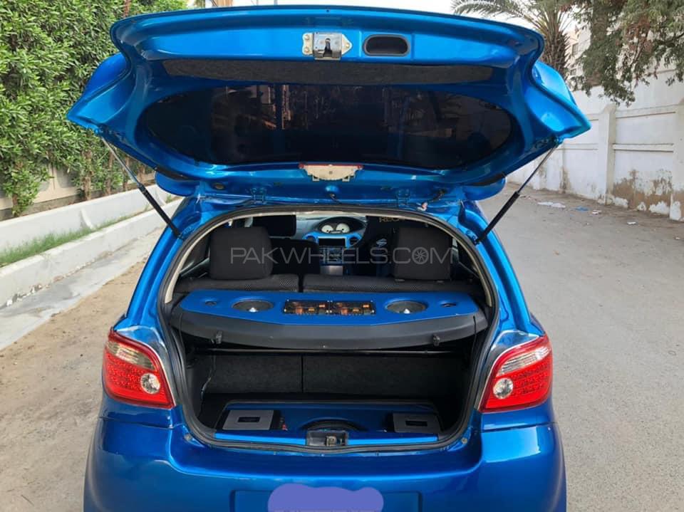 Toyota Vitz - 2004  Toyota Vitz - 2004  Image-4