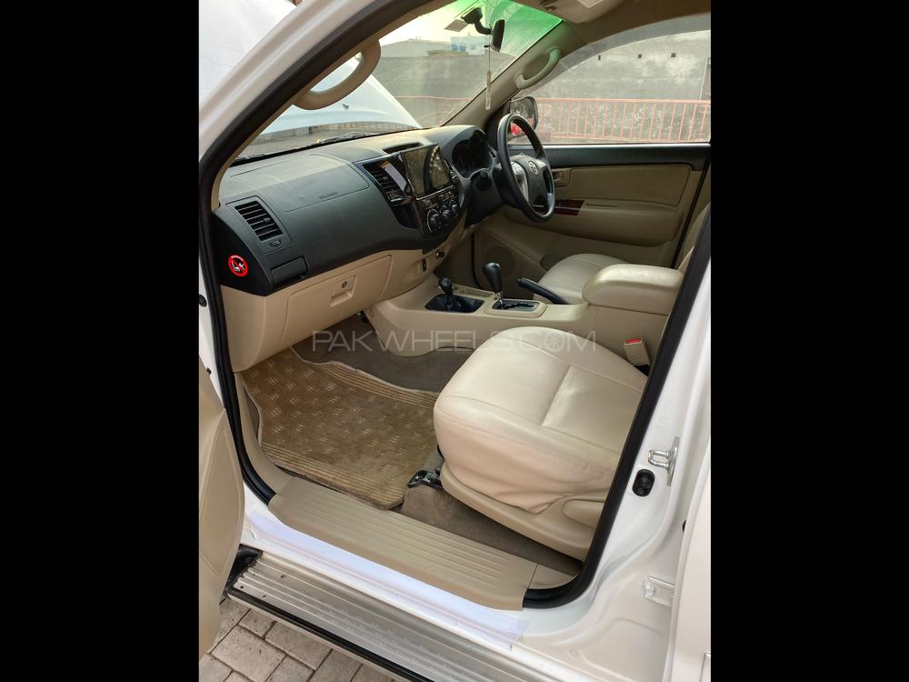 Toyota Hilux 2015 for Sale in Peshawar Toyota Hilux 2015 for Sale in Peshawar Image-2