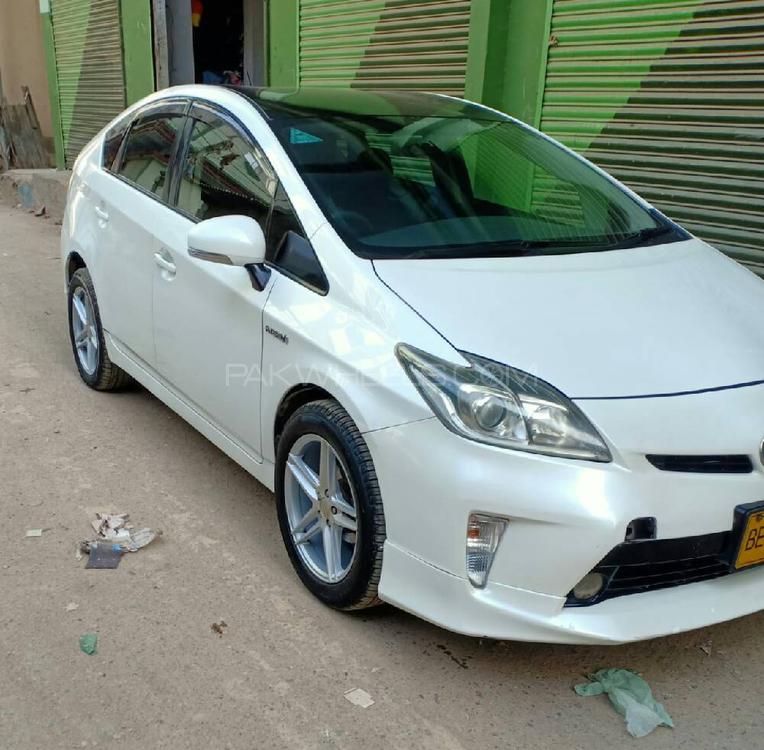 Toyota Prius Alpha S 2012 for sale in Karachi | PakWheels