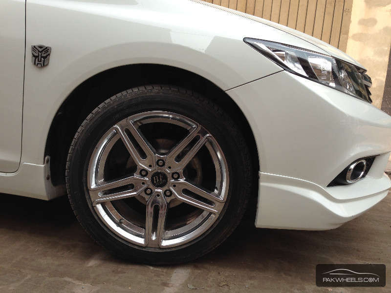 17 inch Chrome Rim with Dunlop tyres Image-1