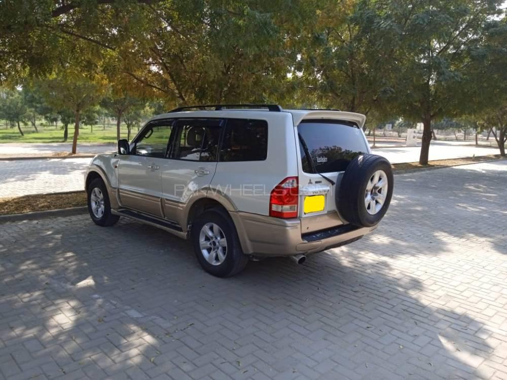 Mitsubishi Pajero 2005 for Sale in Rahim Yar Khan Mitsubishi Pajero 2005 for Sale in Rahim Yar Khan Image-3