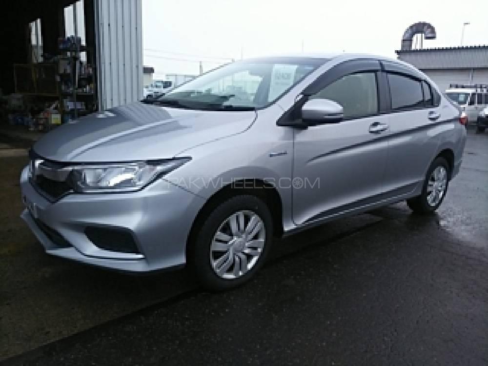 Honda Grace Hybrid 2018 for Sale in Karachi Image-1