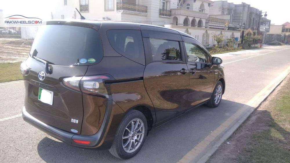 Toyota Sienta 2017 for Sale in Lahore Toyota Sienta 2017 for Sale in Lahore Image-4