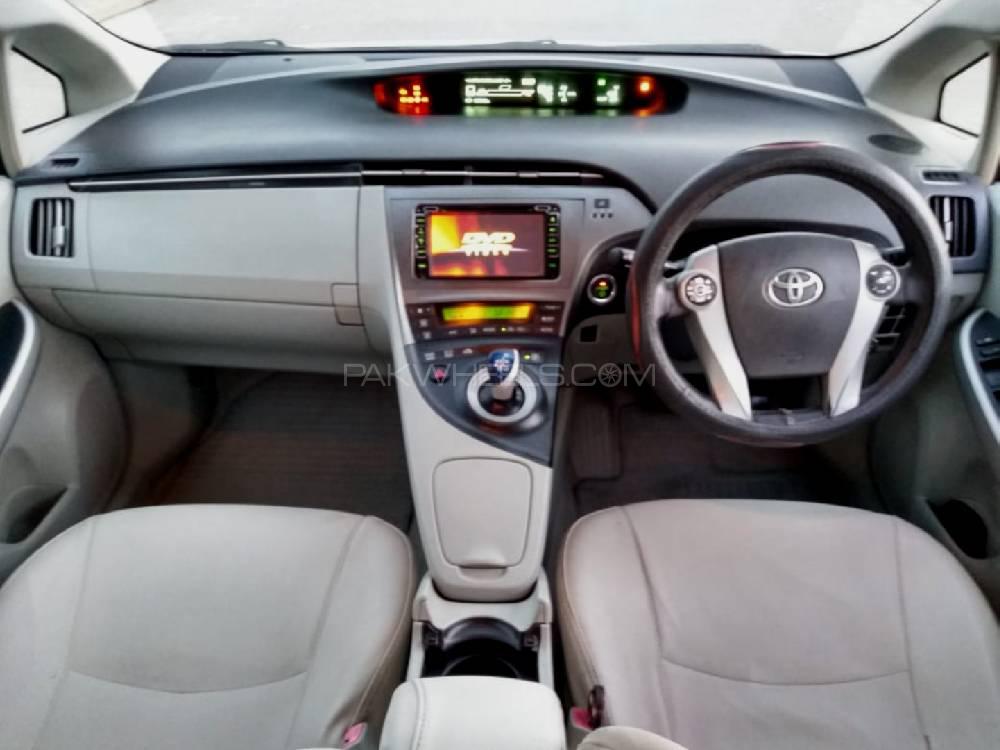 Toyota Prius 2010 for Sale in Karachi Toyota Prius 2010 for Sale in Karachi Image-10