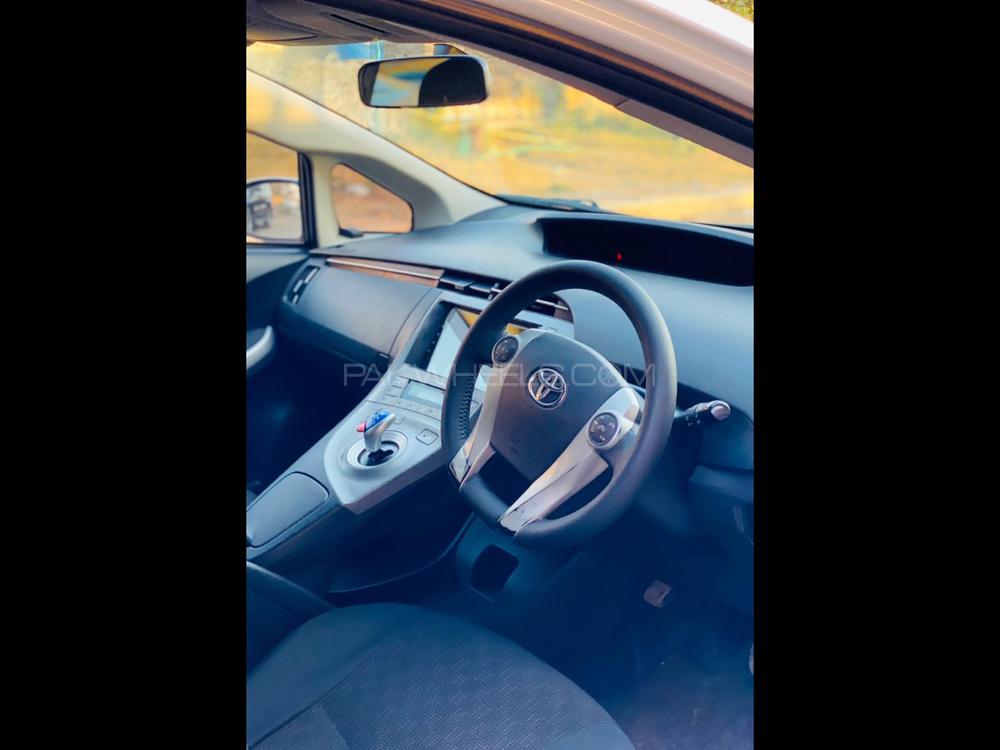 Toyota Prius 2013 for Sale in Peshawar Toyota Prius 2013 for Sale in Peshawar Image-4