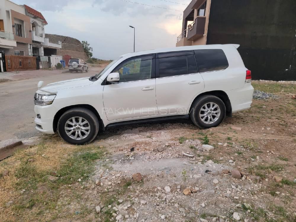 Toyota Land Cruiser 2017 for Sale in Lahore Toyota Land Cruiser 2017 for Sale in Lahore Image-6