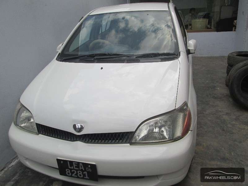 Toyota Platz 2002 for Sale in Lahore Image-1