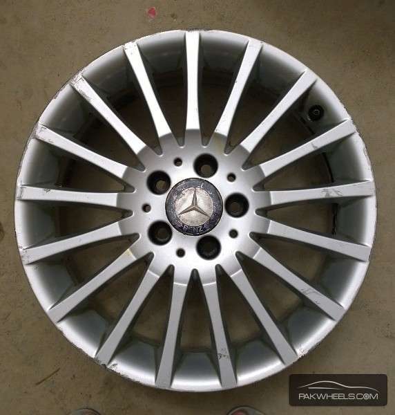 Mercedes Benz Alloys in good condition Image-1