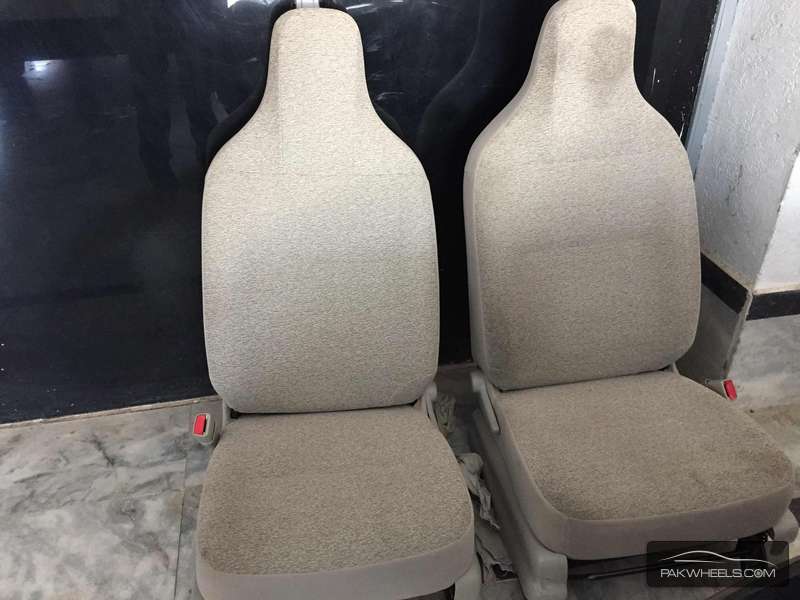 toyota Passo front seats and console Image-1